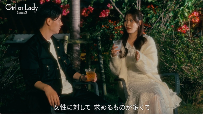 夜の屋外で会話する男女