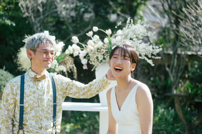 屋外で笑顔の新郎新婦