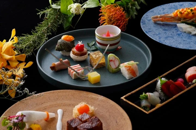 豪華で彩り豊かな日本料理の盛り合わせ