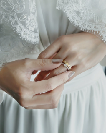 女性の手元に重ね付けされた指輪