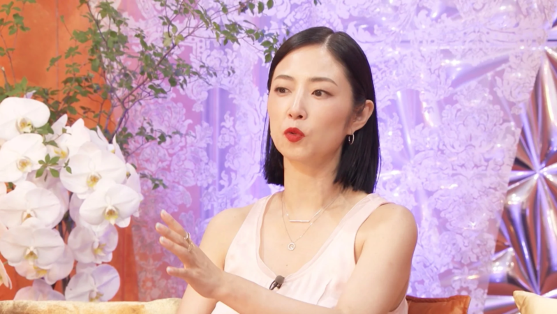 テレビ出演中の女性