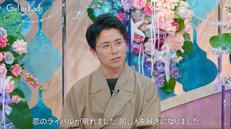 スタジオでメガネの男性が話している様子