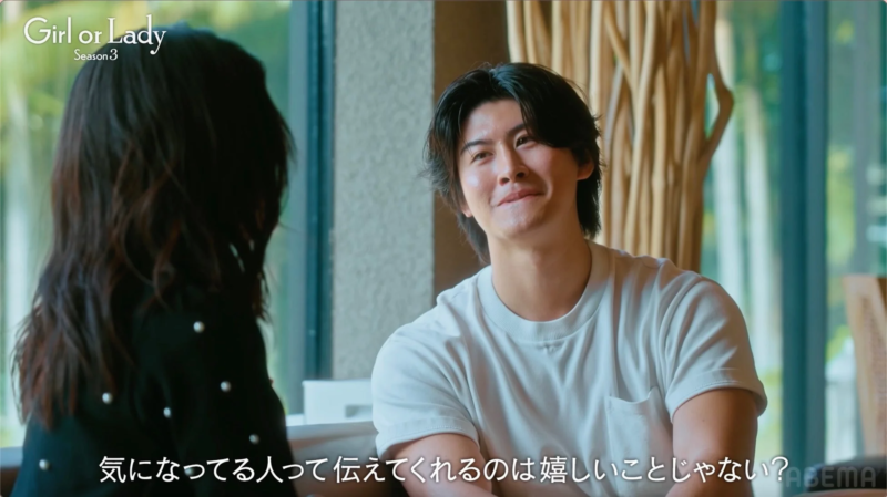 男女が会話しながら笑顔を見せている様子
